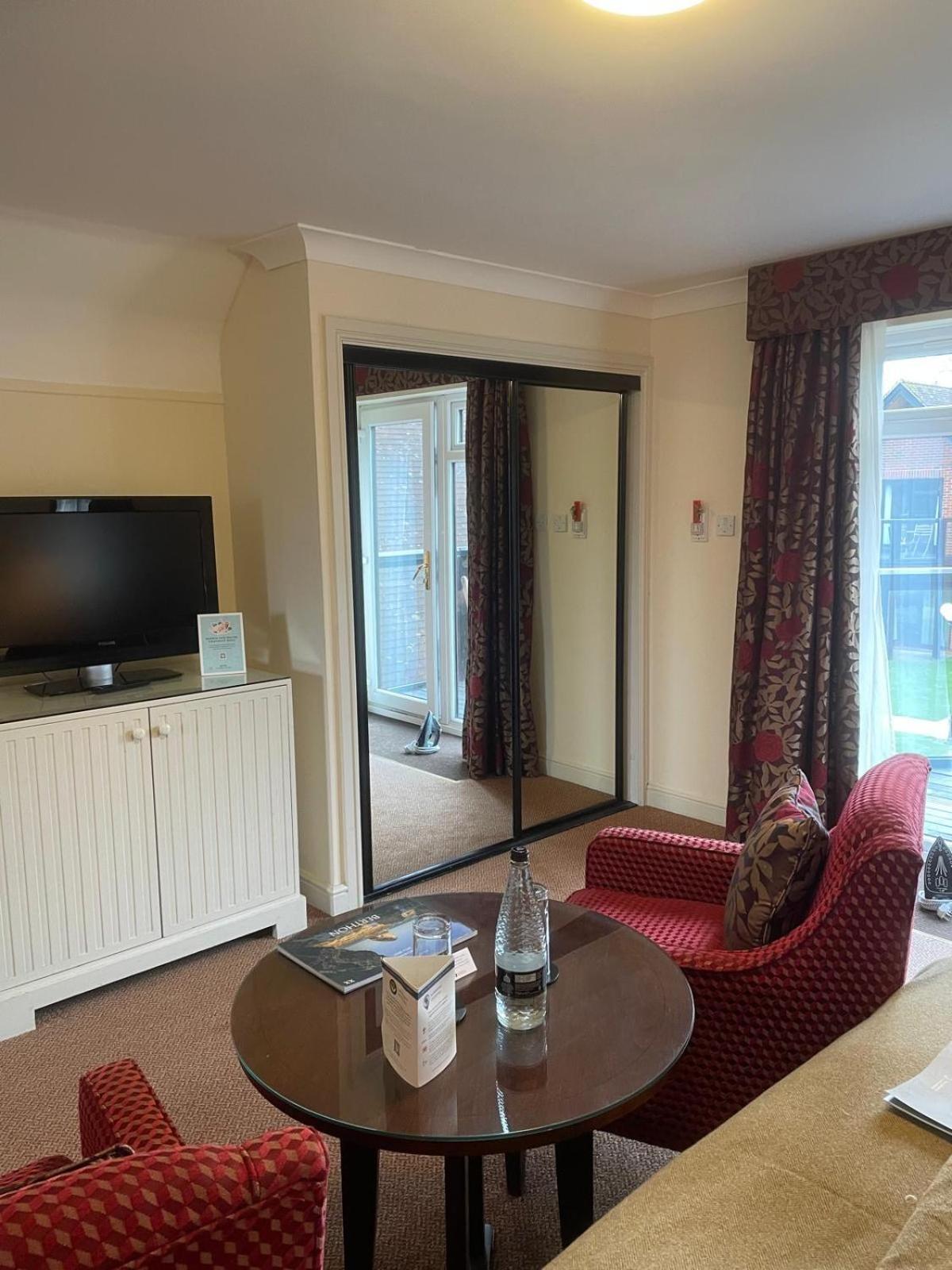 Macdonald Elmers Court Hotel Lymington Exterior foto